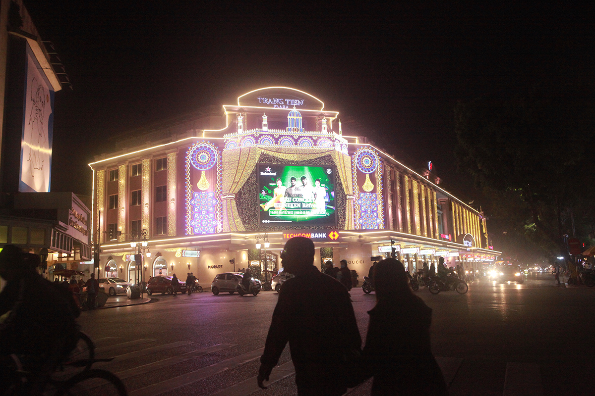 &nbsp;Trung tâm thương mại Tràng Tiền Plaza rực rỡ khi về đêm