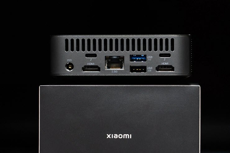 Xiaomi Mini PC có khá nhiều cổng kết nối phía sau.