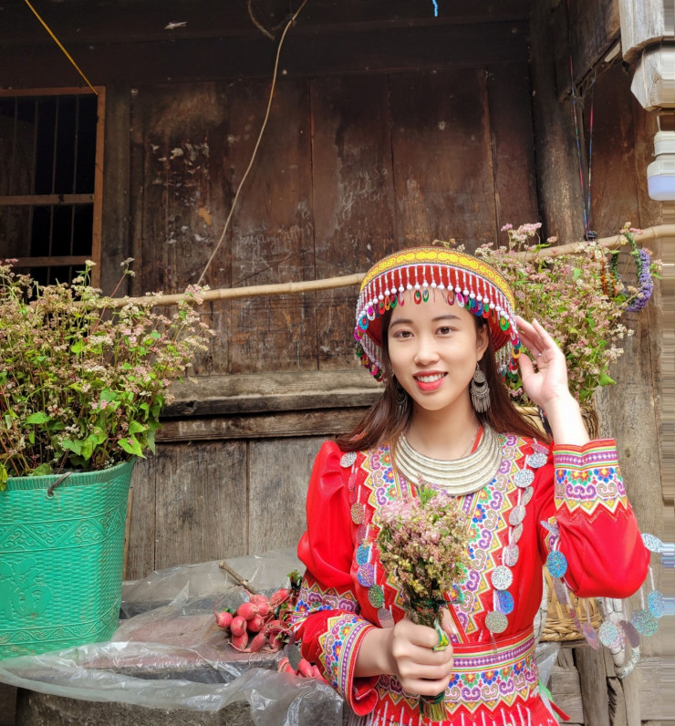 Linh duyên dáng trong trang phục của người dân địa phương.