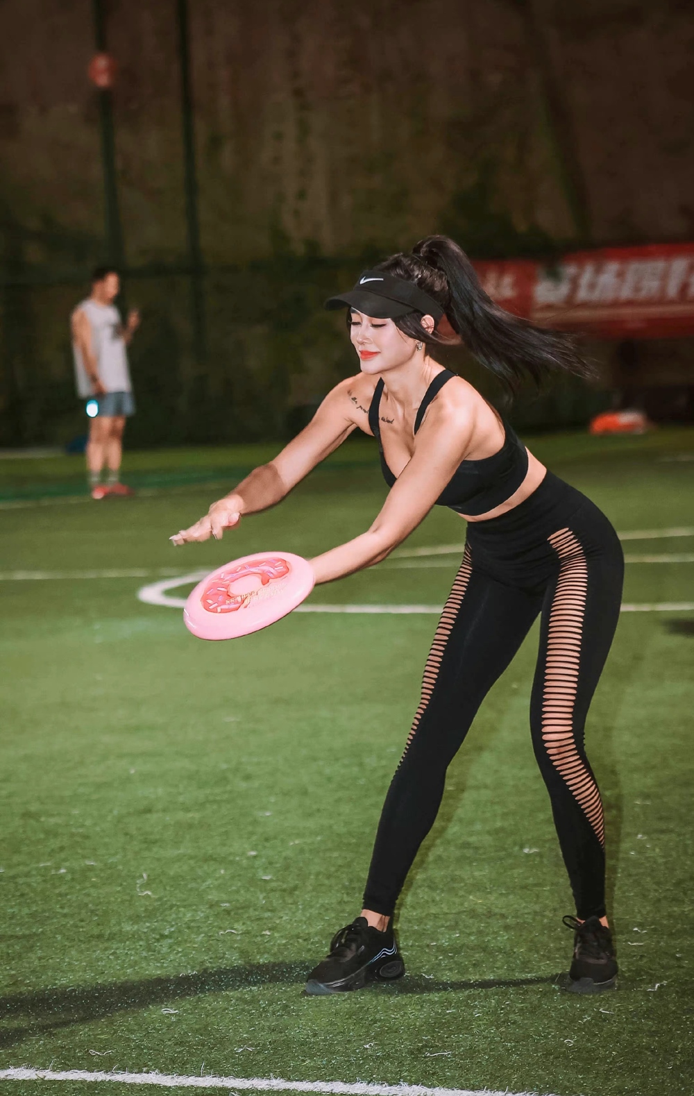 Cô gái Trung Quốc mặc chiếc quần legging đặc biệt đi chơi thể thao.