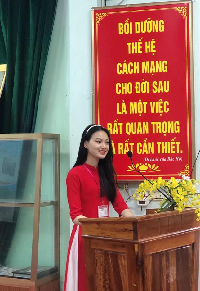 Nữ sinh viên Đảng viên phá vỡ định kiến &#39;Chân dài não ngắn&#39; - 4