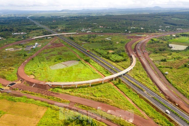 Hiện tại, có 69 mũi thi công đang được triển khai trên toàn tuyến. Một số đoạn đã hoàn thiện phần lòng đường, đơn vị thi công đang tiến hành các hạng mục còn lại như đổ lề đường để chuẩn bị đóng cọc, biển báo...