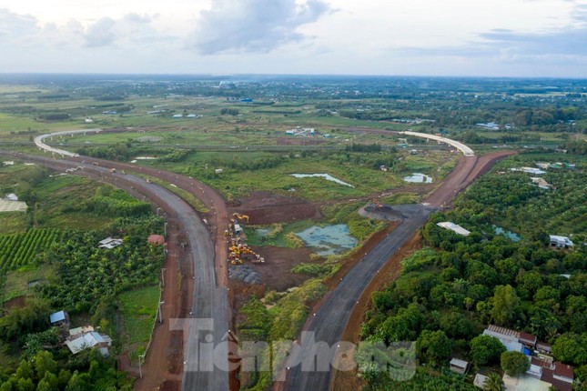 Cuối tuyến cao tốc này là nút giao cao tốc Dầu Giây - Phan Thiết với cao tốc Long Thành - Dầu Giây đoạn qua địa phận huyện Thống Nhất, tỉnh Đồng Nai vẫn còn là nền đất.