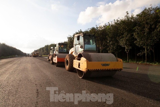 Điểm cuối giao với tuyến đường cao tốc TPHCM - Long Thành - Dầu Giây, đoạn thuộc huyện Thống Nhất, tỉnh Đồng Nai.