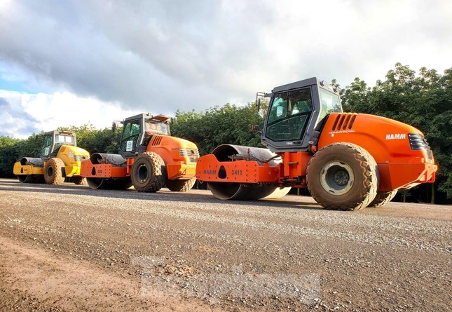 Bộ trưởng đã chỉ đạo các nhà thầu tập trung tối đa nhân lực, máy móc, thiết bị, nguyên vật liệu làm khẩn trương, quyết liệt nhất có thể để thông xe kỹ thuật cao tốc Dầu Giây - Phan Thiết vào cuối tháng 12/2022.