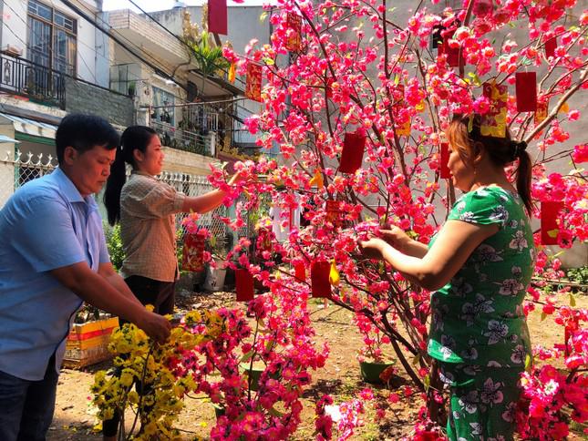 Xóm trọ công nhân Pouyuen phấn khởi khi cuối năm có tiền về quê đón Tết (ảnh: U.P)