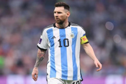 Messi lộ hành vi ”đỏ mặt” bị fan trêu, hớp hồn nữ phóng viên xinh đẹp