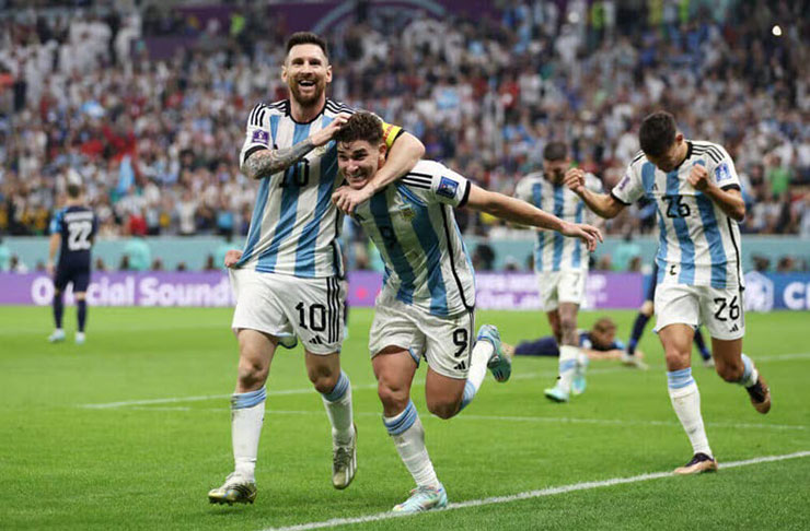Messi nhận giải cầu thủ hay nhất trận Argentina - Croatia nhưng anh muốn Alvarez được ghi công lớn nhất