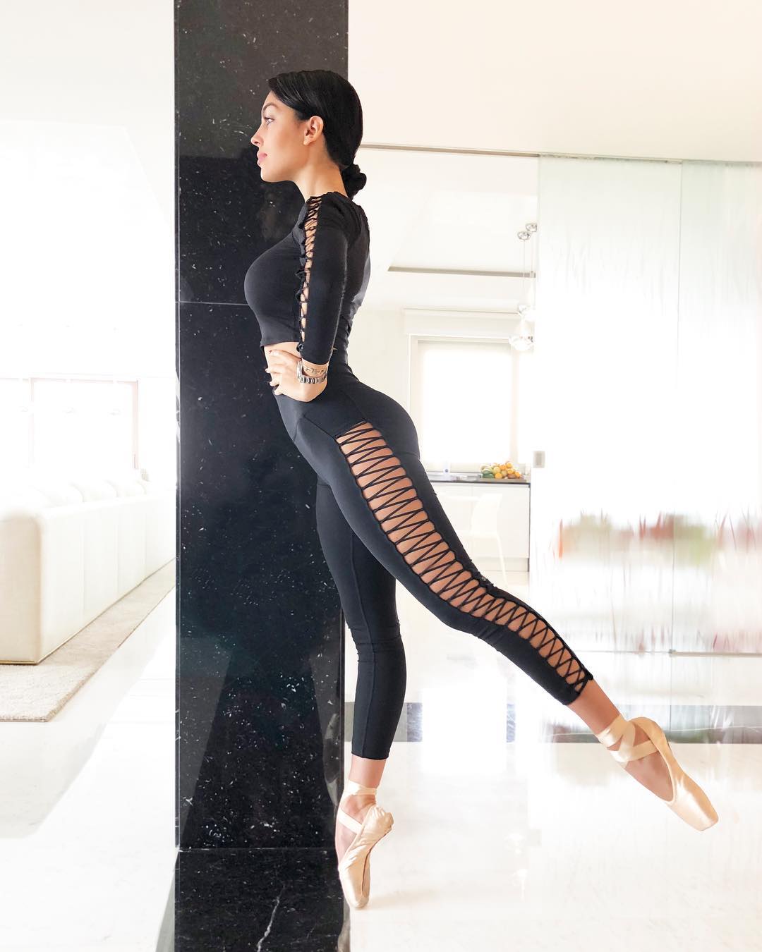 Bạn gái CR7 -&nbsp;Georgina Rodriguez từng diện mẫu legging tương tự.