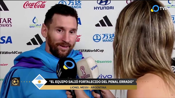 Messi lộ hành vi &#34;đỏ mặt&#34; bị fan trêu, hớp hồn nữ phóng viên xinh đẹp - 2