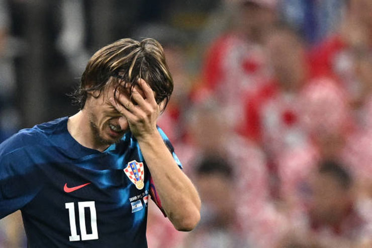 Sau 80 phút, Modric rời sân trong nỗi buồn dù anh được các khán giả vỗ tay