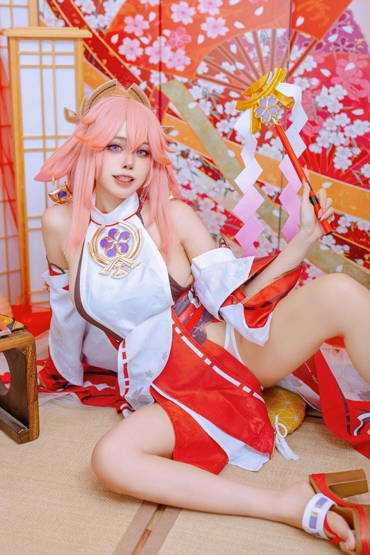 Bỏng đôi mắt với những mùng cosplay game Genshin Impact “thiếu vải” - 2