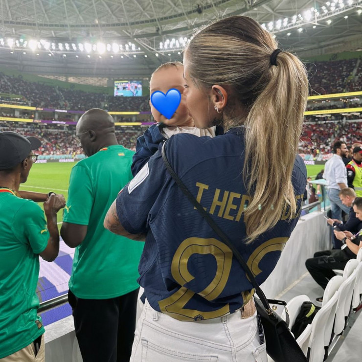 Zoe và con trai cổ vũ cho Theo Hernandez trên khán đài.