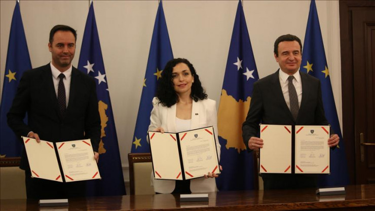 Tổng thống Kosovo Vjosa Osmani (giữa), Thủ tướng Kosovo Albin Kurti (phải) và Chủ tịch Quốc hội Kosovo Glauk Konjufca (trái) ký đơn xin gia nhập Liên minh châu Âu (EU). Ảnh: Anadolu Agency