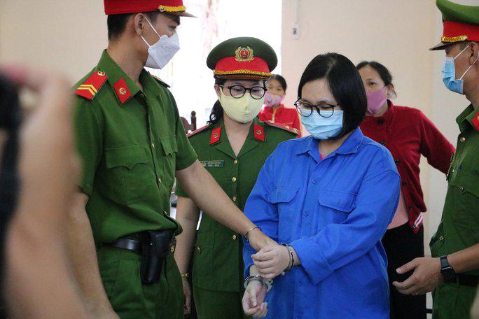 Bị cáo Tống Thị Tùng Linh được đưa trở lại trại giam sau khi nghe HĐXX tuyên án
