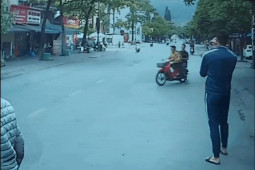 Clip: Xe máy sang đường bất cẩn thiếu quan sát suýt ”hối hận không kịp”