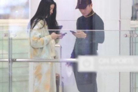 Lộ ảnh Quang Hải và bạn gái tại sân bay Nội Bài, tin đồn sống chung ở Pháp là có thật?