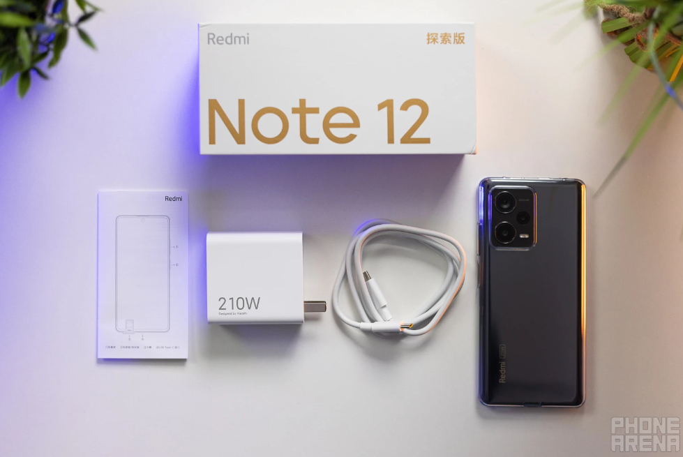 Xiaomi Redmi Note 12 Explorer và phụ kiện trong hộp.