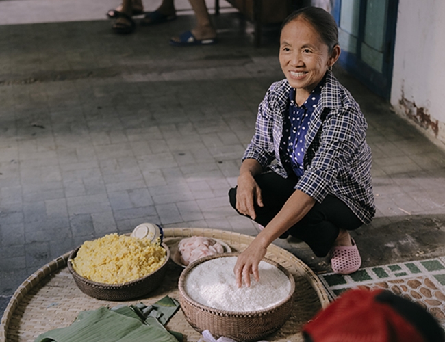 Sau đó không lâu, hiện tượng mạng này được Trấn Thành mời đóng 1 vai cameo trong “Bố già” (bản web drama). Dù chỉ xuất hiện vài phút và đưa đúng nghề nghiệp của mình vào phim, thế nhưng nét diễn duyên dáng, tự nhiên của bà Tân rất được cộng đồng mạng yêu thích.
