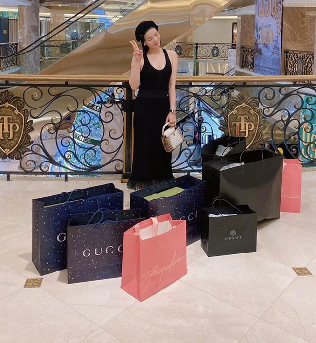 Cách đây không lâu, Lệ Quyên đăng tải hình ảnh đến trung tâm thương mại. Chỉ sau vài tiếng, người đẹp thu về thành quả là hàng chục chiếc túi lớn bé đến từ những thương hiệu như Gucci, Versace... Trong khi đó, trên tay cô là chiếc túi thuộc dòng Capucines, có giá bán khoảng 43.000 USD (hơn một tỷ đồng).
