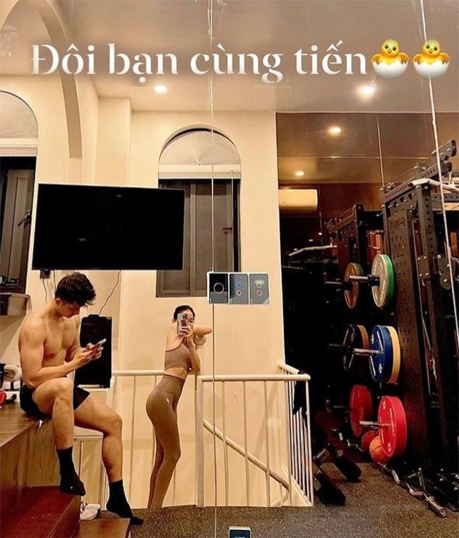 Lệ Quyên khoe ảnh tập gym tại nhà cùng bạn trai.
