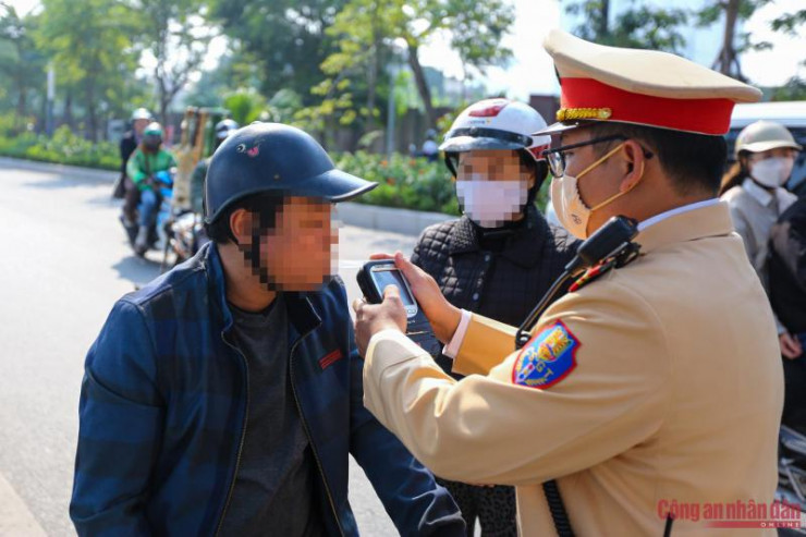 Anh M. chở vở đi ăn cỗ bên ngoại và có uống bia rượu.