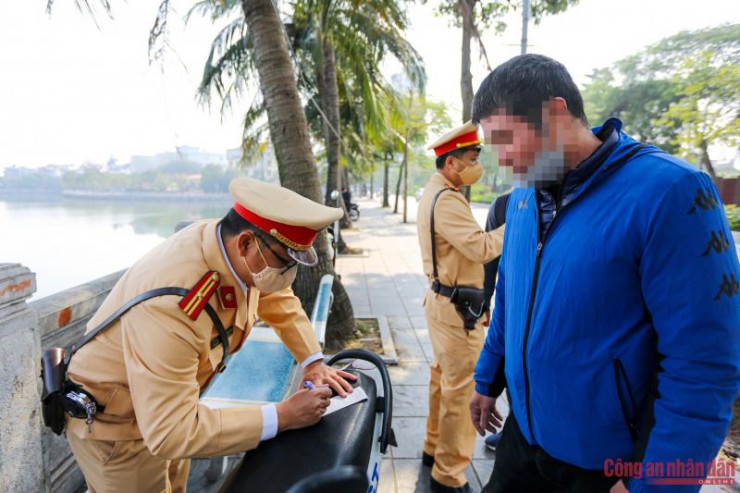 Tổ công tác xử lý vi phạm của người đàn ông.