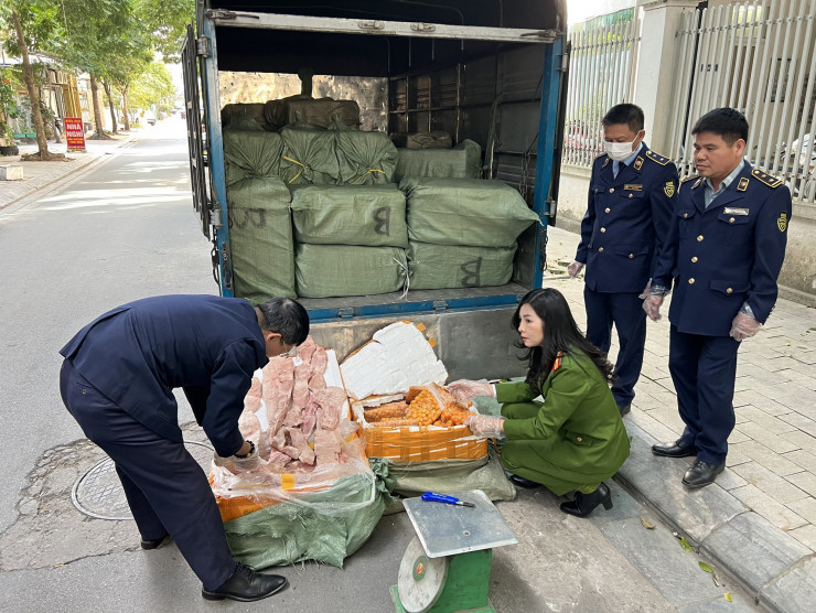 Cận cảnh gần 2 tấn nầm lợn và tràng trứng gà kém chất lượng và không đảm bảo vệ sinh thú y vừa bị tam giữ. Ảnh: QLTT số 9 cung cấp