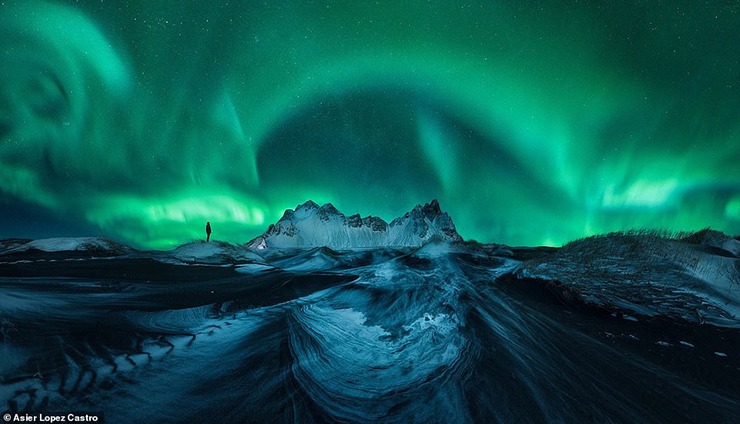 &#34;Trong chuyến đi cuối cùng tới Iceland, tôi quyết định thử vận ​​may của mình ở một trong những địa điểm mang tính biểu tượng nhất, một địa điểm kỳ diệu đối với bất kỳ nhiếp ảnh gia phong cảnh nào&#34;, nhiếp ảnh gia Asier Lopez Castro chia sẻ. Địa điểm này ở bán đảo Stokksnes phía nam Iceland.
