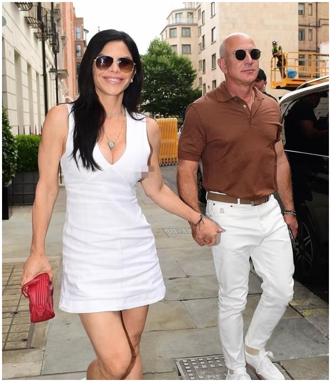 Kể từ khi có tình mới, tỷ phú Jeff Bezos ăn mặc sành điệu và trẻ trung hơn. Cặp đôi gắn bó với nhau như hình với bóng.
