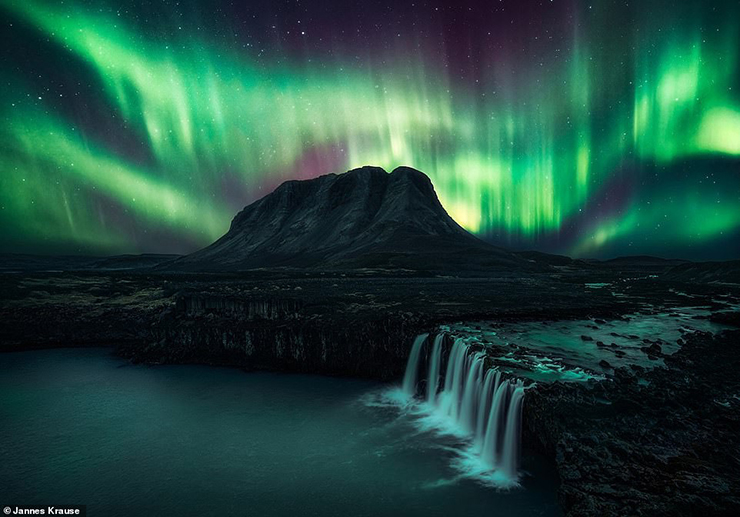 Cực quang xuất hiện tuyệt đẹp trên thác nước Thjofafoss, phía nam Iceland. Nhiếp ảnh gia Jannes Krause cho biết: “Ban đầu, chuyến bay về nhà của tôi dự kiến ​​khởi hành khoảng 12 giờ nhưng vì thấy thời tiết hoàn hảo, dự báo có cực quang xuất hiện nên tôi đã thay đổi kế hoạch và chụp được khoảnh khắc tuyệt đẹp này”.
