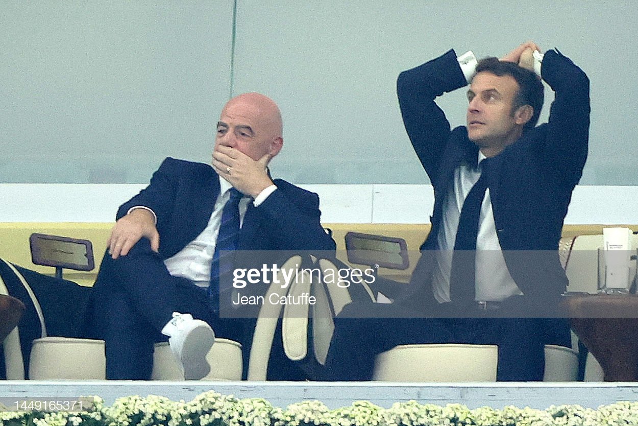 Ngồi cạnh chủ tịch FIFA Gianni Infantino, ông Macron đã ôm đầu tiếc nuối khi đội nhà bỏ lỡ các cơ hội đáng tiếc, nở nụ cười tươi với những người xung quanh và ăn mừng cuồng nhiệt khi Pháp có bàn thắng.&nbsp;