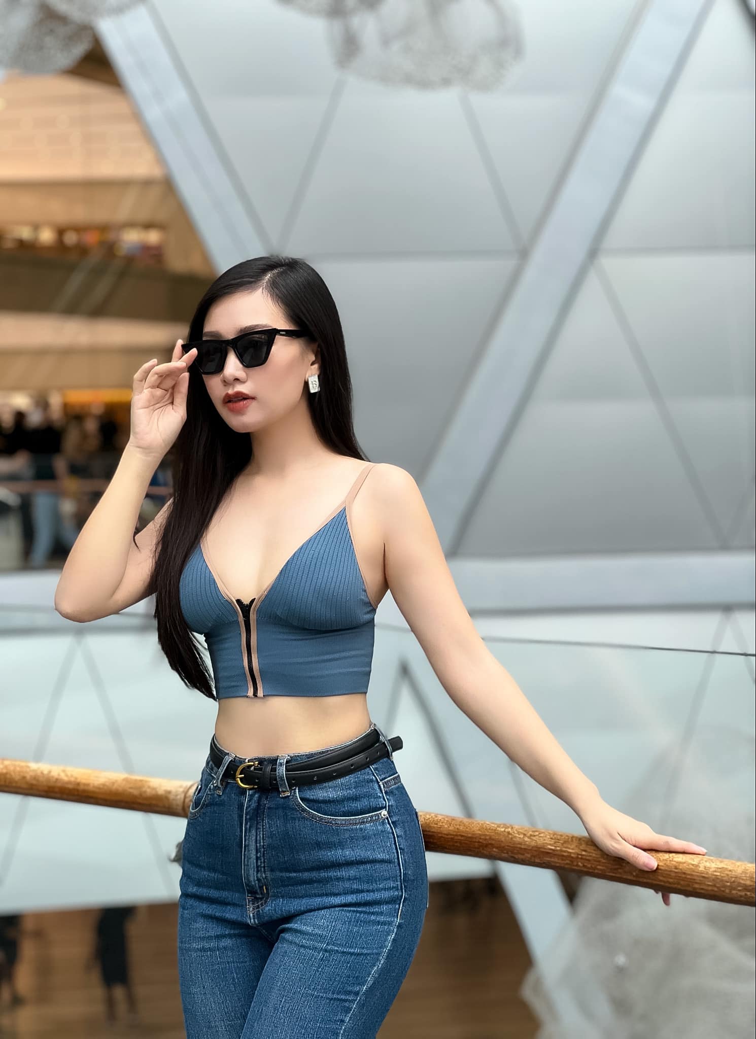 Có lúc bà mẹ 2 con này lại phá cách với quần jean và áo crop-top để khoe vòng eo 60 cm.