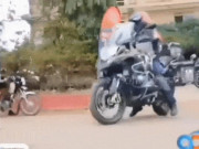 Thế giới xe - Video: Phì cười cảnh xế cà tàng lao đổ BMW GS