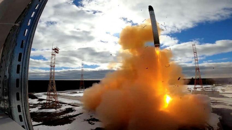 Tên lửa đạn đạo xuyên lục địa RS-28 Sarmat trong vụ phóng thử hồi tháng 4. Ảnh: BỘ QUỐC PHÒNG NGA