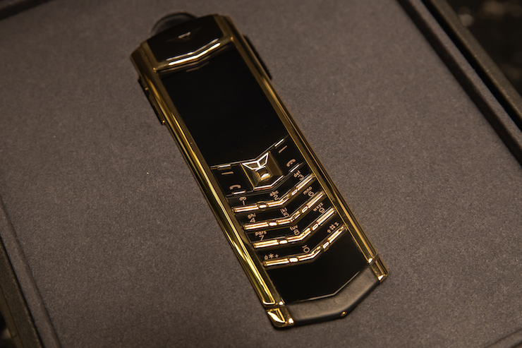 Đặc biệt, Vertu Signature V Pure Black Full Gold được đánh giá là vô cùng xuất sắc. Đây là chiếc máy làm hoàn toàn bằng những chất liệu quý hiếm và được cách điệu khá nhiều chi tiết. Vertu Signature V Pure Black Full Gold không đơn giản là chiếc điện thoại thông thường, mà còn được xem là món trang sức, biểu tượng đầy kiêu hãnh và đẳng cấp.
