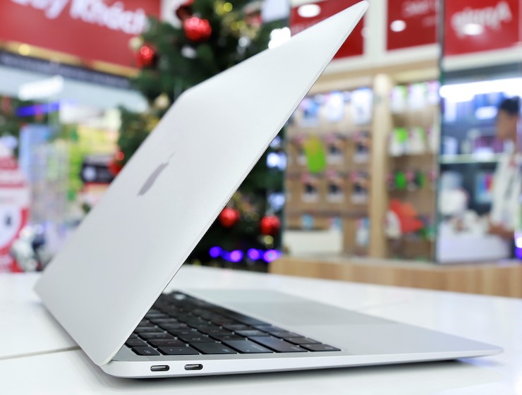 MacBook Air M1 có thiết kế sang trọng, nhỏ gọn.