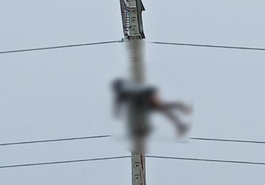 Người đàn ông bị điện giật tử vong treo lơ lửng trên cột điện