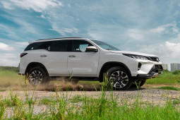 Giá xe Toyota Fortuner niêm yết và lăn bánh tháng 12/2022