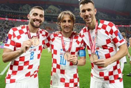 Modric và dàn sao Croatia vỡ òa ăn mừng huy chương đồng World Cup