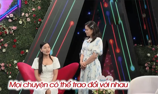 “Em có hai mối tình. Mối tình đầu thời sinh viên, mối tình sau quen khi em ra trường được 3 năm. Thời điểm đó em đi công tác nhiều, không có thời gian tiếp xúc với bạn nên tình cảm bắt đầu vơi dần. Em cũng vô tâm với bạn, không hỏi han bạn nhiều nên tụi em quyết định chia tay. Mong muốn của em có người bạn trai, bạn đời biết lắng nghe để trao đổi với nhau, sẽ không có những mâu thuẫn trong tương lai. Bạn phải có trách nhiệm với gia đình và làm chủ kinh tế. Em không thích đàn ông không trung thực, không tôn trọng bạn đời cũng như người xung quanh. Em cao 1m65 nên mẫu hình cao hơn em 10cm là ô-kê”, gái xinh trải lòng.