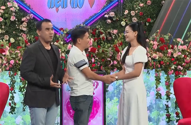 Thấy sự bối rối của đàng trai, Quyền Linh chủ động “đẩy thuyền” giúp ông bố 3 con nắm tay bạn gái trao cảm xúc.
