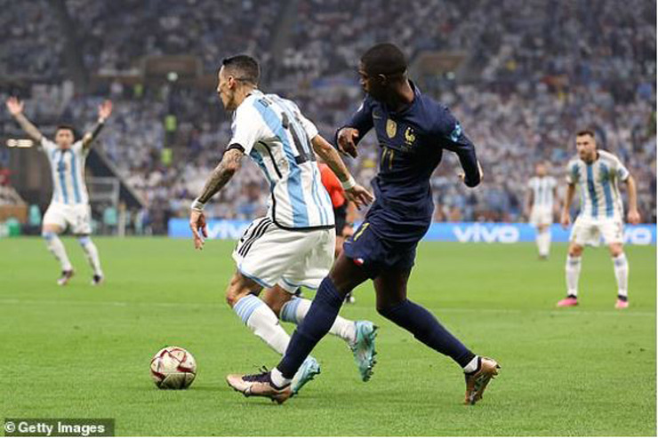 Ousmane Dembele phạm lỗi với Angel Di Maria giúp Argentina được hưởng phạt đền