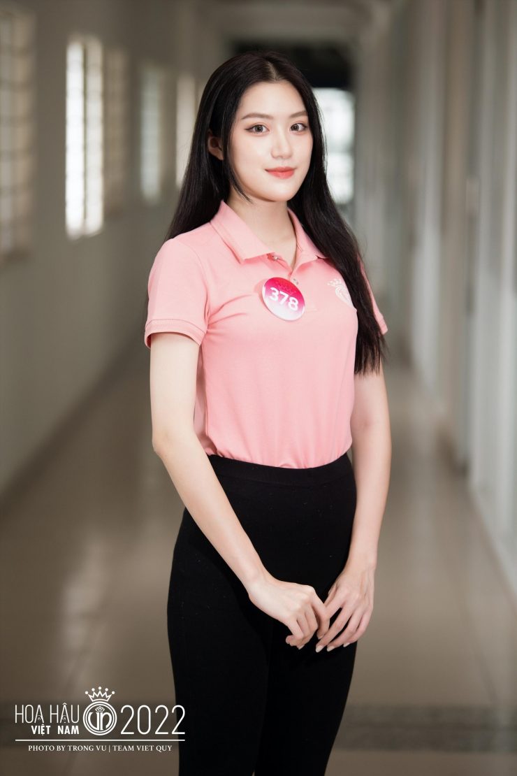 Phương Oanh&nbsp;sở hữu chứng chỉ IELTS 6.5, nhiều năm liền đạt danh hiệu học sinh giỏi. Hiện tại, Phan Phương Oanh còn là thành viên của Câu lạc bộ MC và Thời trang Trường Đại học Ngoại Thương (MFC).
