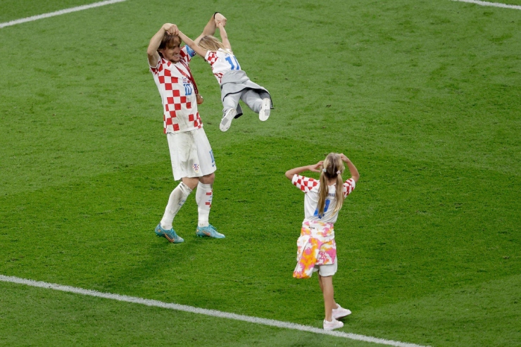 Modric ăn mừng với các con