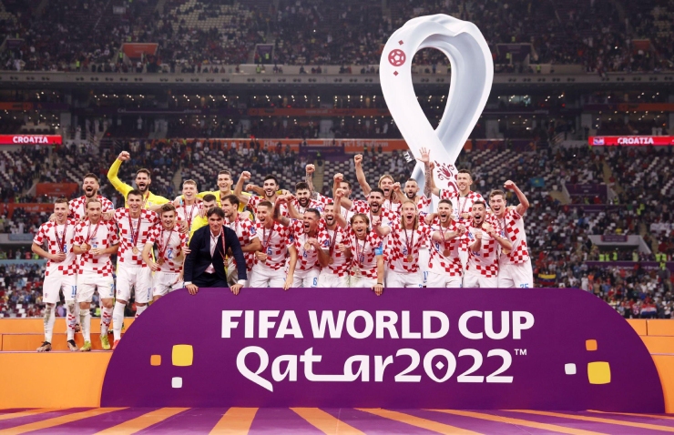 Khoảnh khắc đội bóng châu Âu ăn mừng hạng 3 chung cuộc. Sau ngôi á quân World Cup 2018, thầy trò&nbsp;Zlatko Dalic tiếp tục gây tiếng vang&nbsp;ở World Cup 2022, trong đó có chiến thắng chấn động trước "ông lớn" Brazil&nbsp;