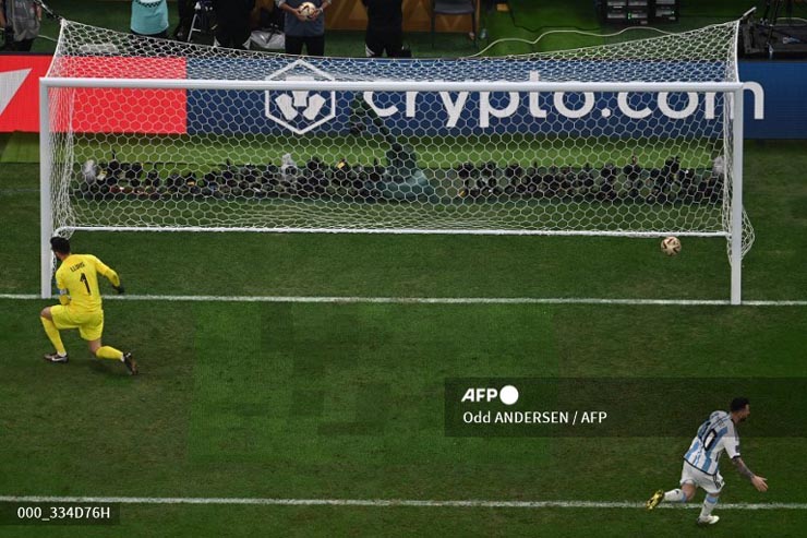 Messi đá penalty thành bàn