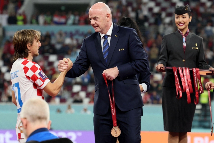 Chủ tịch FIFA,&nbsp;Gianni Infantino đích thân trao huy chương đồng cho đội tuyển Croatia