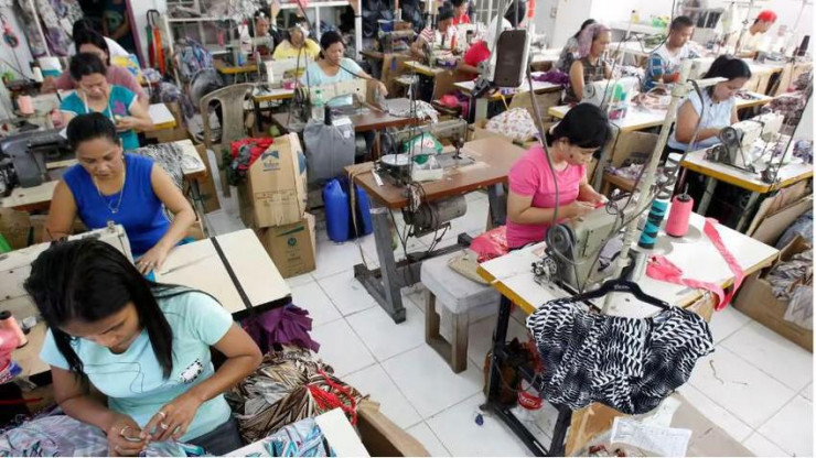 Công nhân may ở Philippines. Ảnh: REUTERS