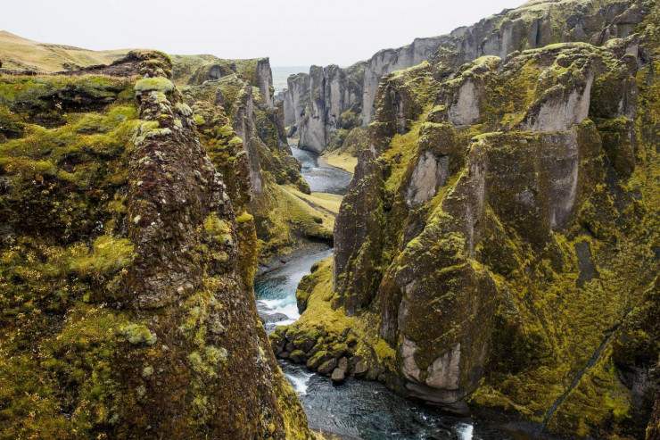 Tham quan Golden Circle: Trong chuyến thăm Iceland ngắn ngày hơn, bạn có thể đến một số điểm tham quan chính, chỉ cách thủ đô vài giờ lái xe. Golden Circle là một trong những tuyến đường đáng nhớ nhất thế giới. Nó kéo dài khoảng 300 km&nbsp;và có 3 điểm tham quan chính, tất cả đều thực sự ấn tượng: Þingvellir - nơi các mảng kiến tạo gặp nhau, Geysir - nơi nước phun trào hơn 100 lần/ngày và thác nước Gullfoss đồ sộ. Mất khoảng 4 giờ để lái vòng quanh mà không có bất kỳ điểm dừng&nbsp;nào. Tuy nhiên, nếu bạn có thời gian, hãy tham gia các hoạt động gần đó như leo núi, đi bè và ngâm mình trong các hồ bơi, cùng việc tham quan bảo tàng thủy điện, câu cá và khám phá miệng núi lửa 6.500 năm tuổi. Ảnh: Gray Line Tours.